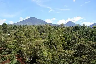 Mount Kendang (rechts) en Mount Papandayan