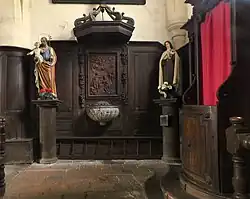 in de zuidbeuk, doopvont, biechtstoel met Jozef en Maria