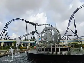 De achtbaan gezien vanaf het entreeplein van het park in 2023.