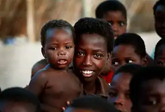 Een Makua-vrouw met kinderen