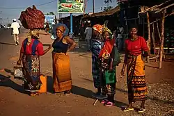 Makhu(w)a vrouwen in capulana's in Nampula, Mozambique, 2005.