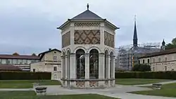 Paviljoen met daarin de Mozesput