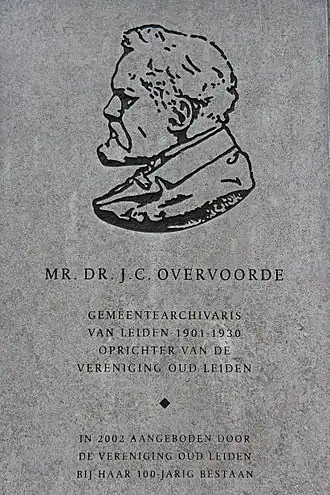 Gevelsteen aan het Regionaal Archief Leiden