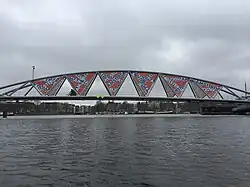 Mr. J.J. van der Veldebrug gezien naar het zuidoosten, met op de achtergrond de Prins Hendrikkade en de Kikkerbilsluis, maart 2016