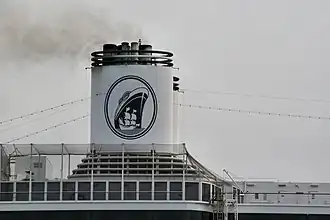 De schoorsteen met het logo van de Holland-Amerika Lijn