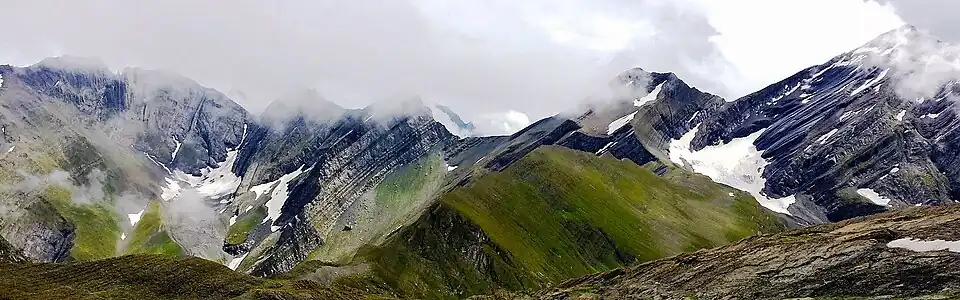 De bergen Katitsvera en Dolomisi in de Sjoda-Kedela