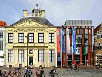 Vooraanzicht van het Maritiem Muzeeum Zeeland. Combinatie van het monumentale Lampsinshuis (links) en nieuwbouw met de entree (rechts).