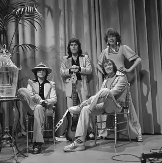 Mud in 1974, Rob Davis met oorbellen