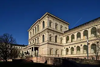 Het gebouw van de academie