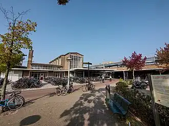 Het stationsgebouw aan het Oosterspoorplein