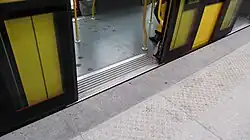 Instap bij een stadstram met standaard perron.