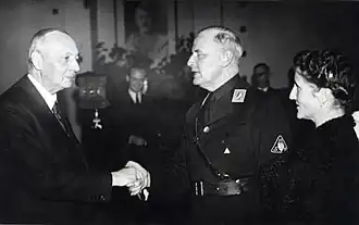 Müller (in uniform, midden) en Willem Engelbrecht (links)