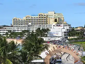 Strand met verstedelijkte omgeving