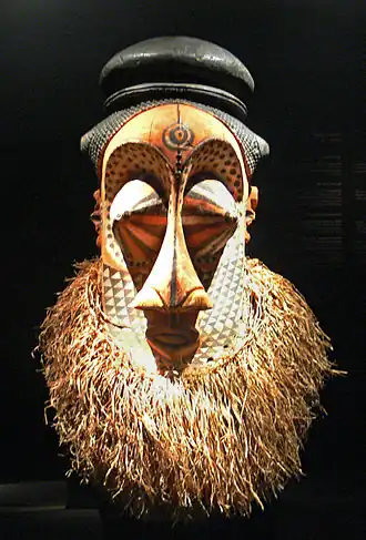 Helmmasker mulwalwa uit de 19e of begin 20e eeuw (collectie van het Etnologisch Museum in Berlijn)