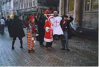 Mummers play in Stamford met the hobby-horse (the Doctor's horse – "he who ain't been yet"), de Turkse ridder, Beëlzebub, Father Christmas, St. George en the Doctor, 2003
