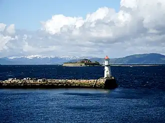 Vuurtoren en het eiland Munkholmen in de Trondheimfjord