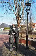 Beeldengroep Lili Marleen vor der Laterne[3] bij een voormalige kazernepoort