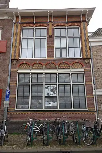 De uitbouw naar ontwerp van Joh. van Reijendam.