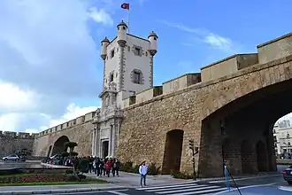 De verdedigingswerken bij de poort Puerta de Tierra