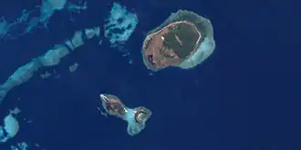 Satellietafbeelding Murrayeilanden met rechtsboven Murray Island, linksonder Dowar Island en rechtsonder Wyer Island