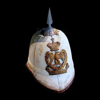 Tropenhelm met punt van het Tweede Franse Keizerrijk, in de stijl van de pickelhaube, met de naam van Ranavalona III, de laatste koningin van Madagaskar
