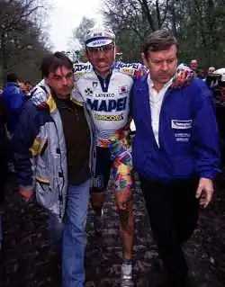Johan Museeuw krijgt ondersteuning na zijn val op de kasseien van het Bos van Wallers-Arenberg