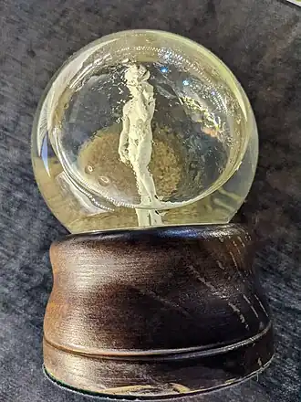 Rekwisiet van de "David" in een glazen bol. Museo Cinema Torino