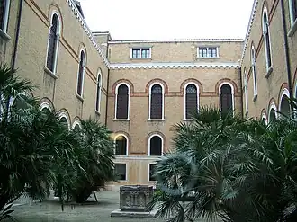 Binnenplein van het Fondaco, nu het Museo di Storia Naturale di Venezia, het natuurhistorisch museum