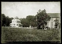 De directeurswoning met rechts een loods (Théodore van Lelyveld fotos tussen 1895 en 1898)