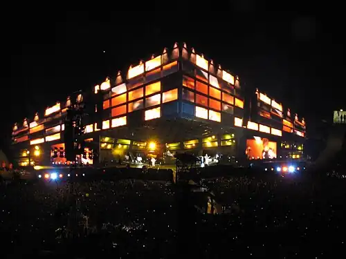 Het driehoekige podium, hier tijdens een concert in het Wembley Stadium.