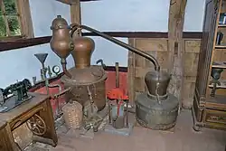 Destilleerketel in voormalige varkensstal