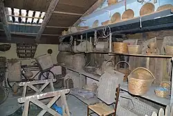 Opgeslagen collectie, manden en korven