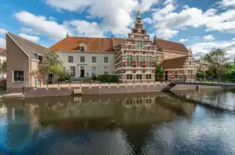 Voorkant van museum Flehite vanaf de Westsingel in Amersfoort