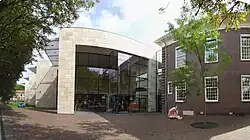 Museum, voorzijde