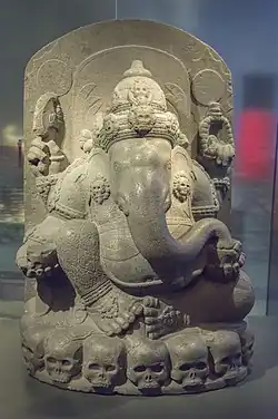 Ganesha, zittend op een ring schedels