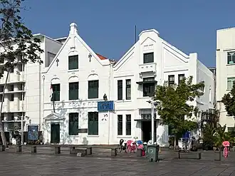 De ingang van het museum gezien vanaf het plein Taman Fatahillah (2008).