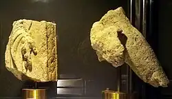 Delen van een sokkel(?) en ruiterbeeld