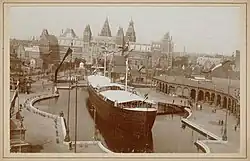 De mailboot 'Prins Hendrik' met op de achtergrond het Rijksmuseum