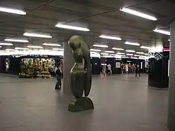 De verdeelhal met winkelpassage