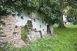 Restant van de westelijke muur met op achtergrond de jachtkoepel