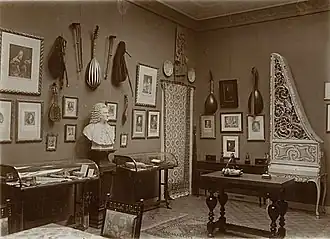 Zaal 6 met een clavicytherium van de Vlaamse instrumentenbouwer Albert Delin, een buste van Bach, vitrines met manuscripten en aan de wand luiten en draailieren.