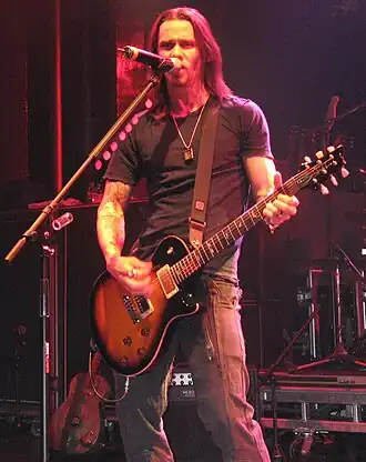 Myles Kennedy met Alter Bridge in Barcelona in 2008.