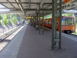 Het perron van het station