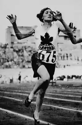 Myrtle Cook in actie op de OS van 1928 in Amsterdam.