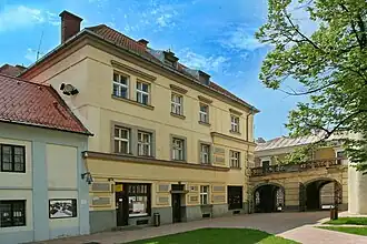 Het blok ligt vlak bij de binnenplaats van Rodošto.