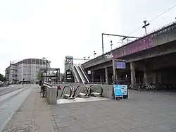 De roltrappen en liften voor de overstappers.