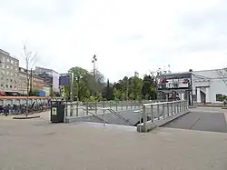 De hoofdingang en op de achtergrond het grafdelversgebouw.