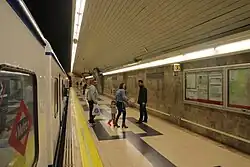 Metrostel langs het perron op lijn 9