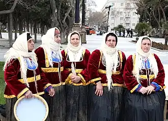 Talysh-vrouwen in traditionele kleding vieren Newroz in Azerbeidzjan