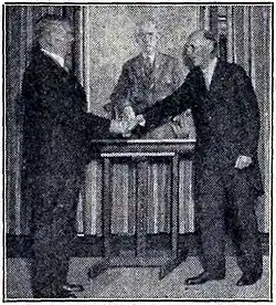 N.C. Kist met een portret van Luns bij zijn afscheid in Delft, 1937